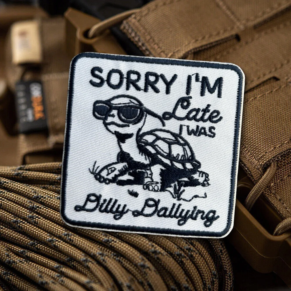 Lousa, llegué tarde, era Dilly Dallying, parches tácticos de moral, bonito parche de gancho y bucle de tortuga, insignia militar, brazalete, pegatinas para mochila - imagen 3