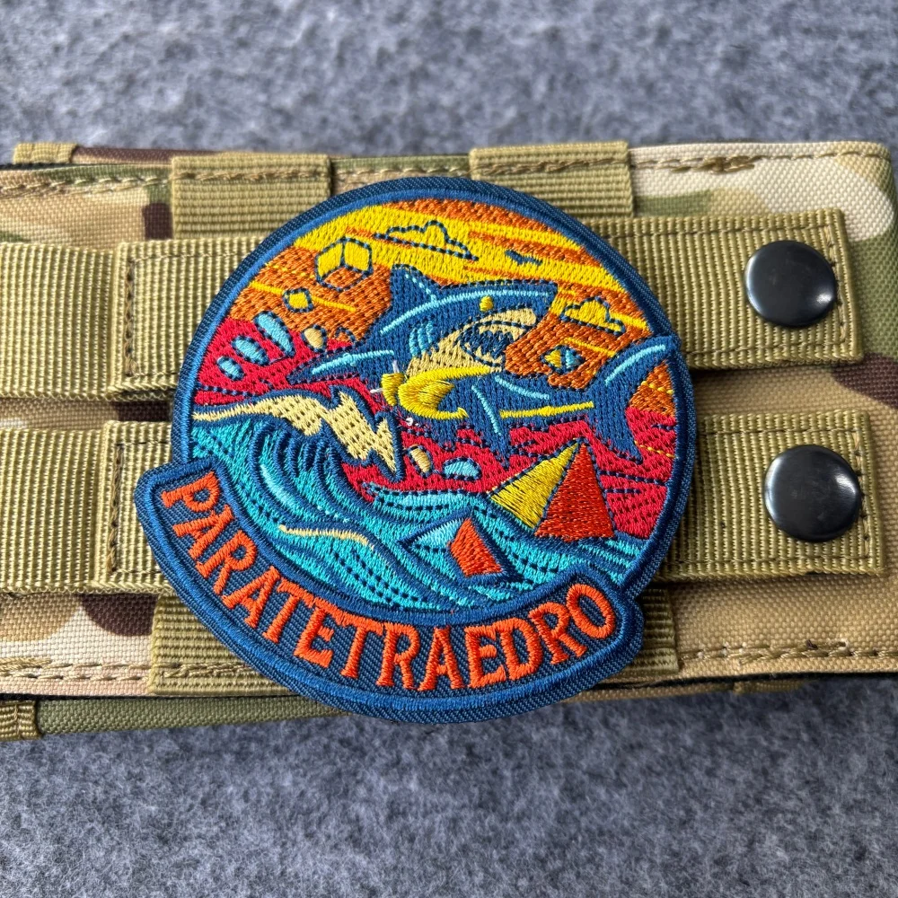 Parche táctico bordado tiburón enojado con velcro para mochila - imagen 4
