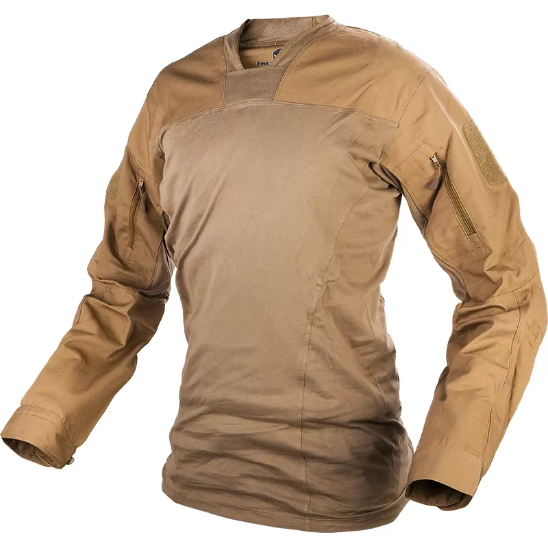 Detalle de la camiseta de combate táctica para uso al aire libre