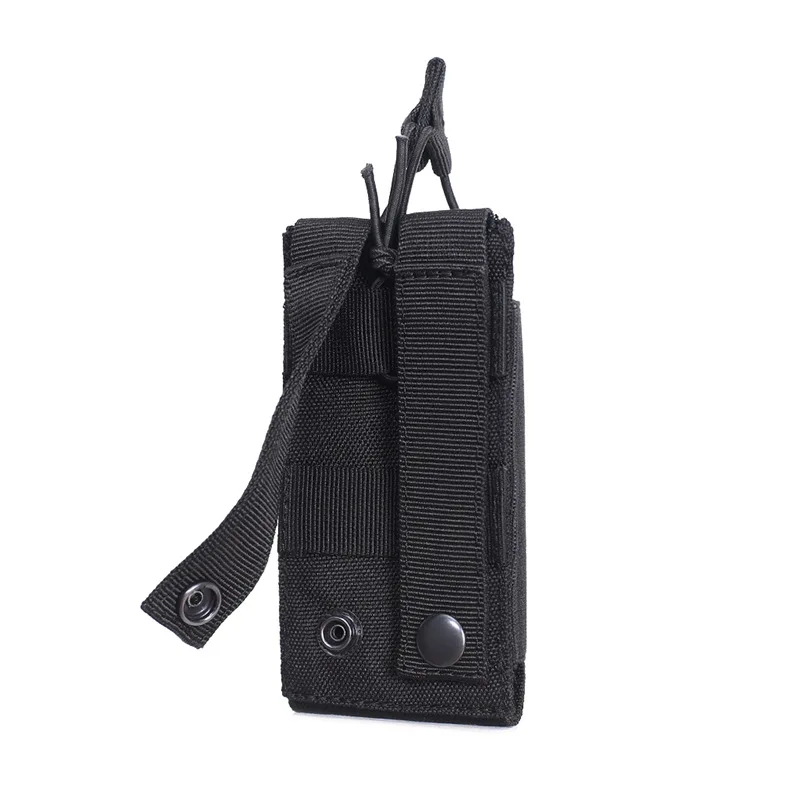 Un estuche negro con un clip en