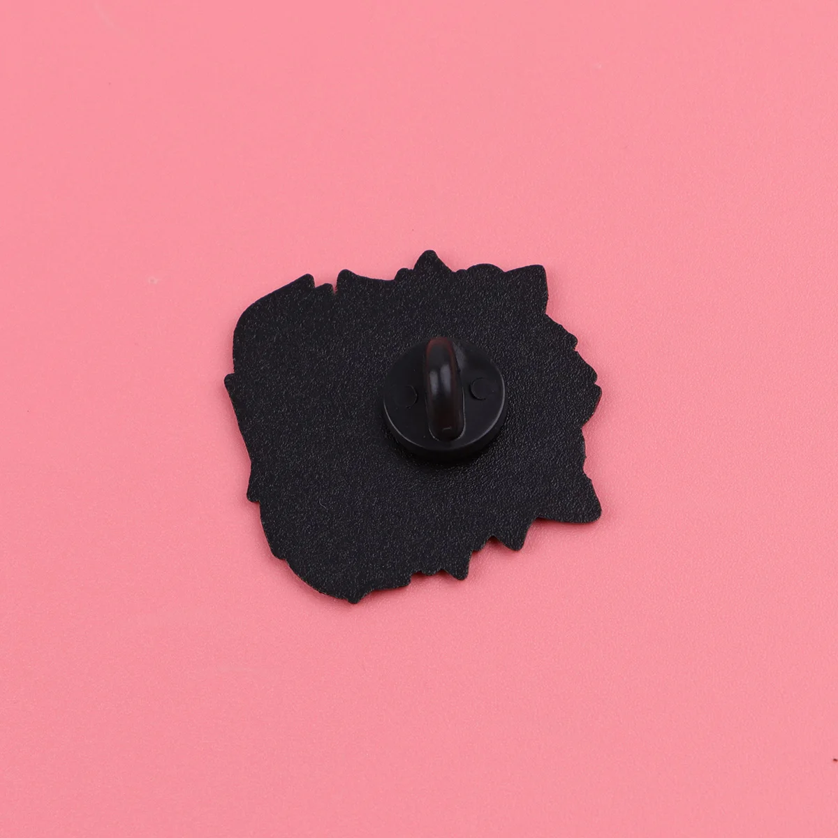 Broche de gato con esmalte rosa y blanco