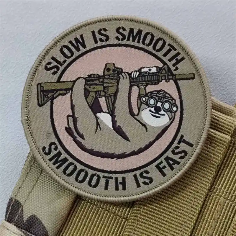 Parche moral 'Slow Is Smooth' con velcro – Para mochila y equipamiento táctico - imagen 4
