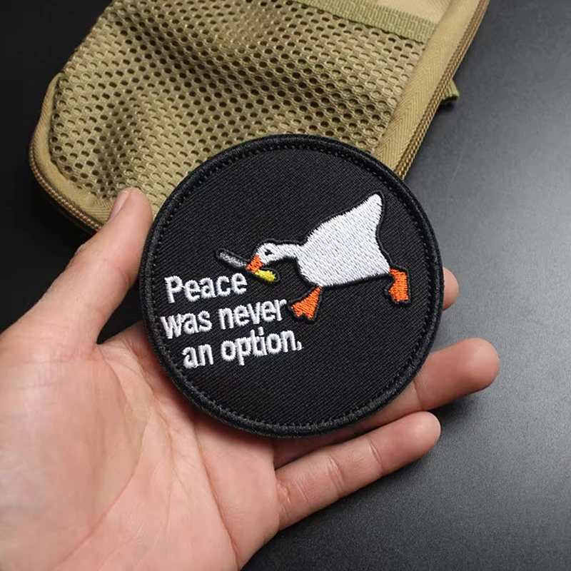 Parches bordados de cuchillos para morder gansos, insignias divertidas de animales tácticos que toman armas, la paz nunca fue una opción, decoración de brazalete DIY - imagen 2