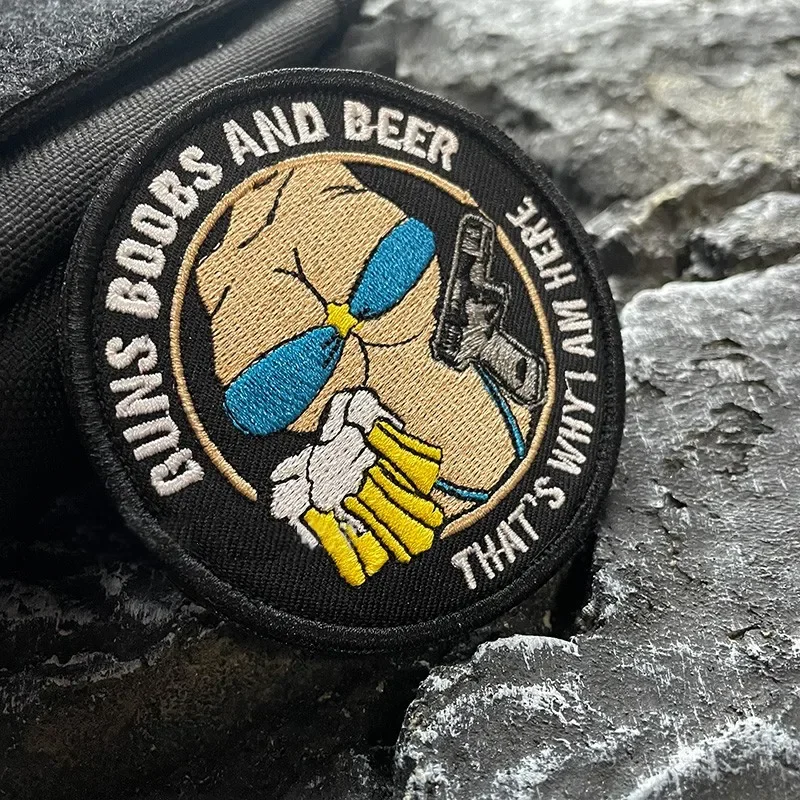 Parches bordados de tres pasatiempos pequeños, gancho y bucle, armas creativas de cerveza, insignia de moral BOOBS para ropa, apliques de mochila táctica