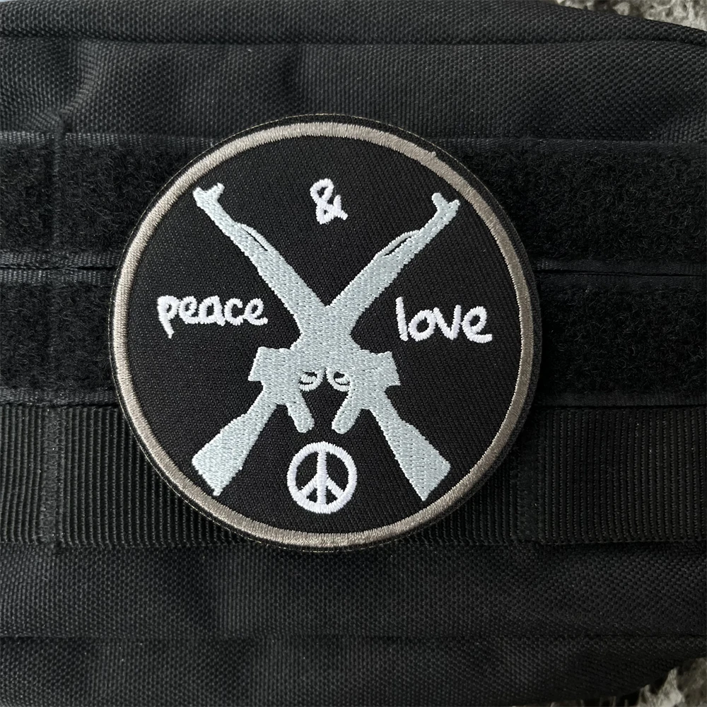 Parche de gancho y bucle bordado de Rifle AR de paz y amor, insignia de moral táctica, brazalete militar, pegatina de mochila - imagen 3