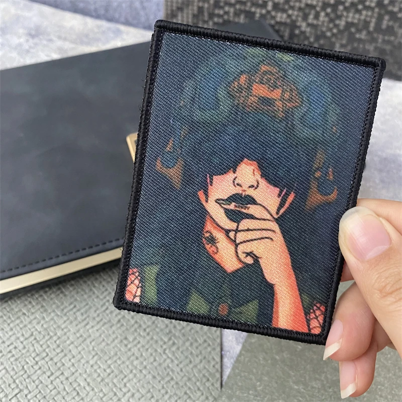 'Niña militar tatuada' con parche táctico de moral NVG, insignia de hoz de calavera, brazalete con gancho y bucle, mochila para exteriores, pegatina para sombrero