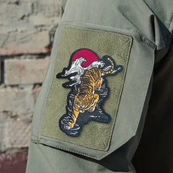 Parche táctico de moral bordado con forma de luna y sangre de tigre agachado, parche divertido con gancho y bucle, insignia militar, brazalete, pegatinas para mochila