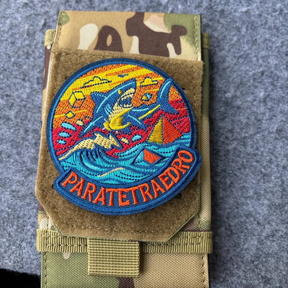 Parche táctico bordado tiburón enojado con velcro para mochila - imagen 5