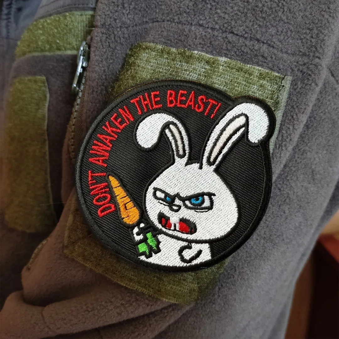 ¡No despertar la bestia! Parche táctico de conejo, parches bordados con gancho y bucle, insignia de moral militar, brazalete del ejército, pegatinas para mochila