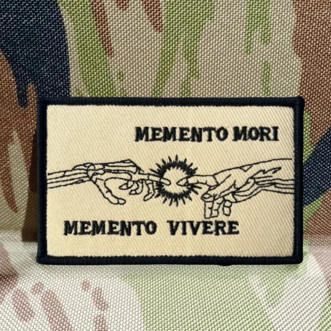 Brazalete bordado con calavera "Memento Mori Memento Vivere", parche táctico con gancho y bucle para mochilas militares, chaquetas y ropa - imagen 4
