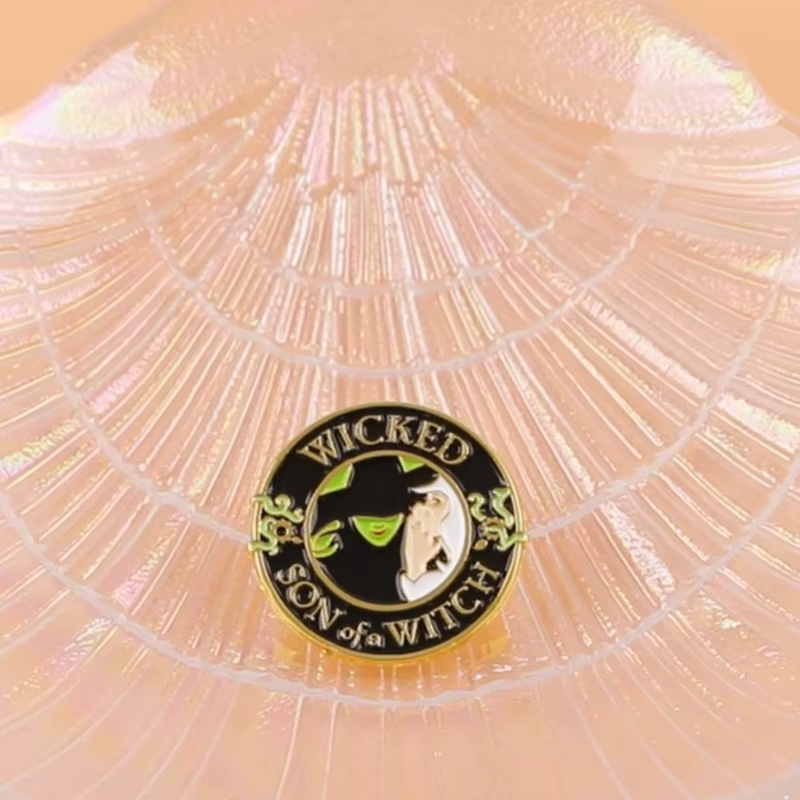 Pin esmaltado bruja gótica – Broche para chaqueta mochila y solapa