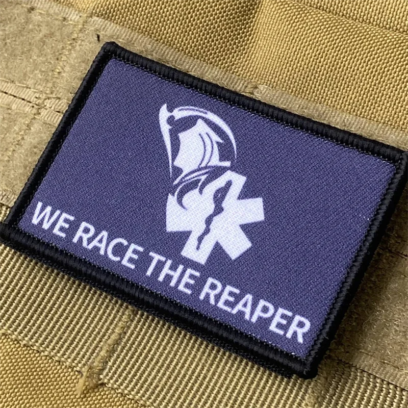 We Race The Reaper Medical parche táctico estampado gancho y bucle brazalete insignia de moral militar mochila ropa pegatina brazalete - imagen 5