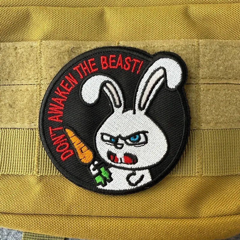 “¡No despertar la bestia! Parche táctico de conejo, insignia de moral bordada, parche militar con gancho y bucle para apliques de mochila - imagen 3