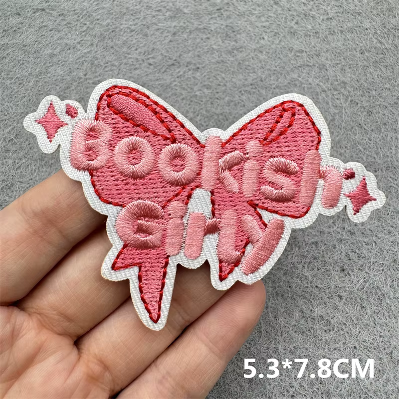 Parche bordado termoadhesivo lazo rosa para mochila y ropa - imagen 2