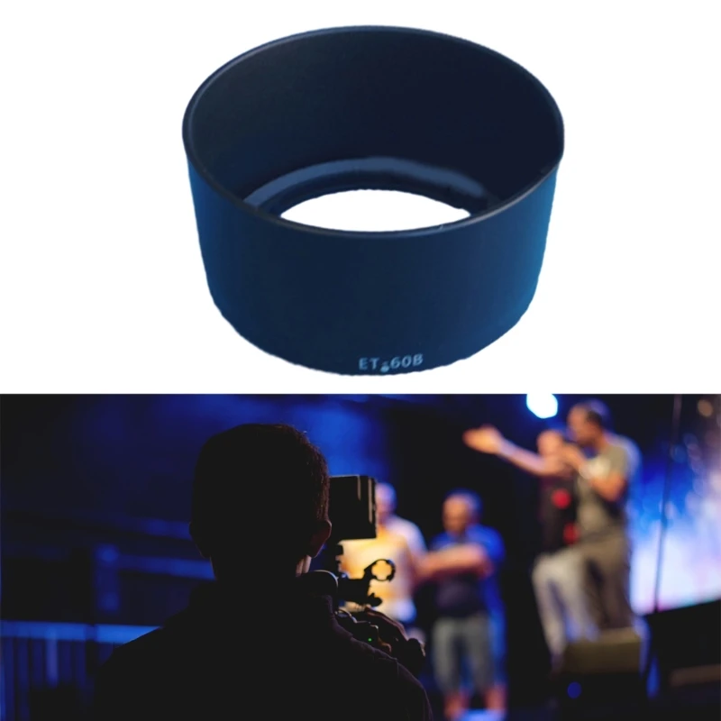 Un hombre que lleva una sudadera con capucha negra está sosteniendo cámara