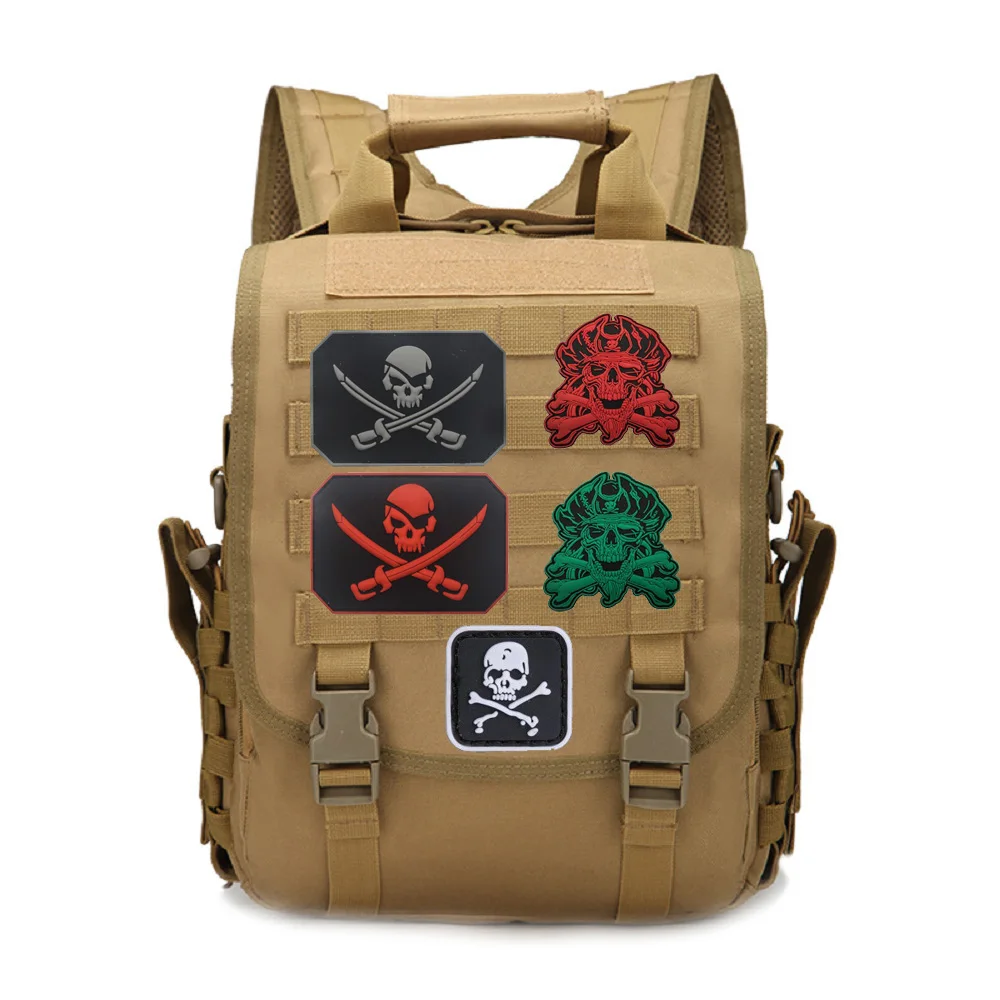 Nuevo diseño creativo pirata capitán Jack brazalete de PVC suave que brilla en la oscuridad cráneo táctico moral mochila parches para ropa - imagen 2