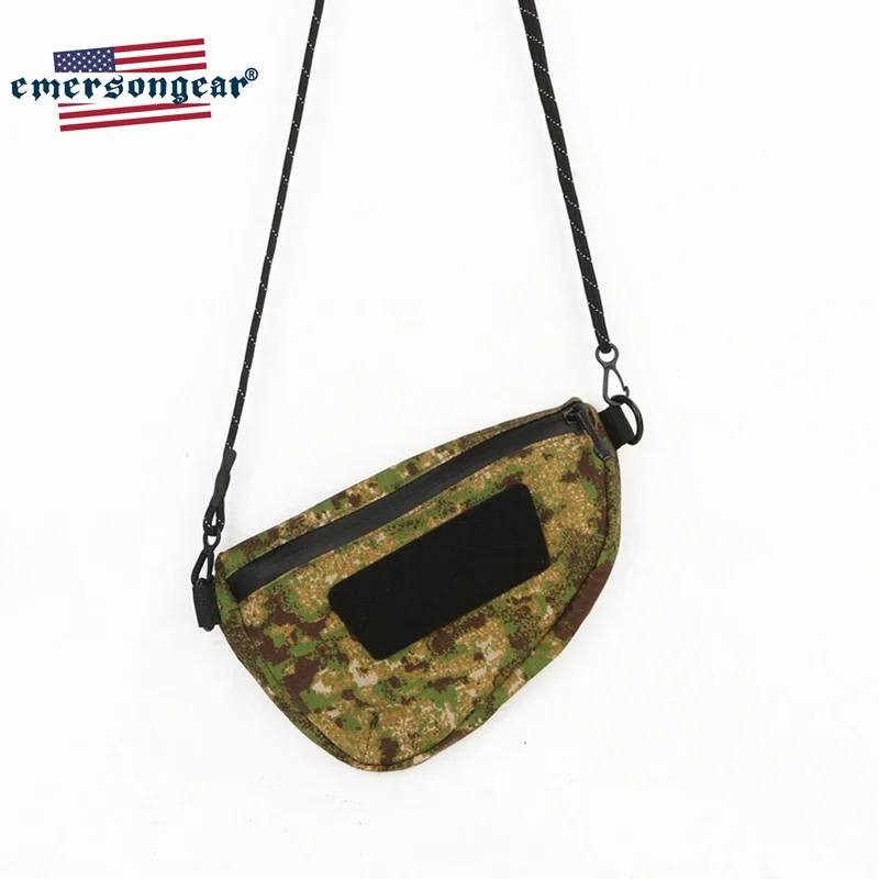 Una bolsa de camuflaje con una correa negra