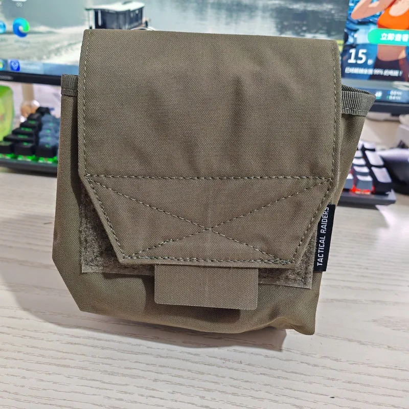 AVS Vest Bolsa en uso sobre chaleco táctico