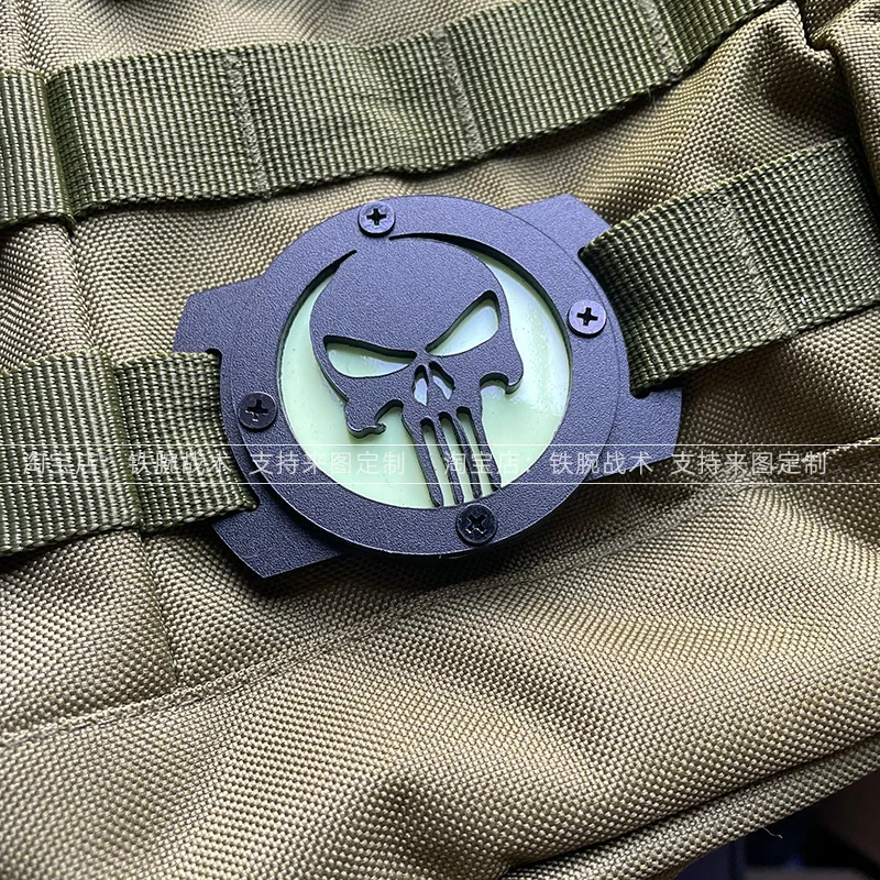 Brazalete luminoso MOLLE cincha hebilla calavera caminata nocturna insignia identificación insignia mochila Accesorios - imagen 2