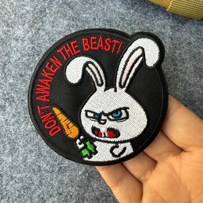“¡No despertar la bestia! Parche táctico de conejo, insignia de moral bordada, parche militar con gancho y bucle para apliques de mochila - imagen 2