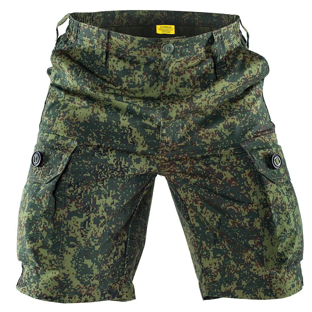 Un par de pantalones cortos de camuflaje con una etiqueta amarilla