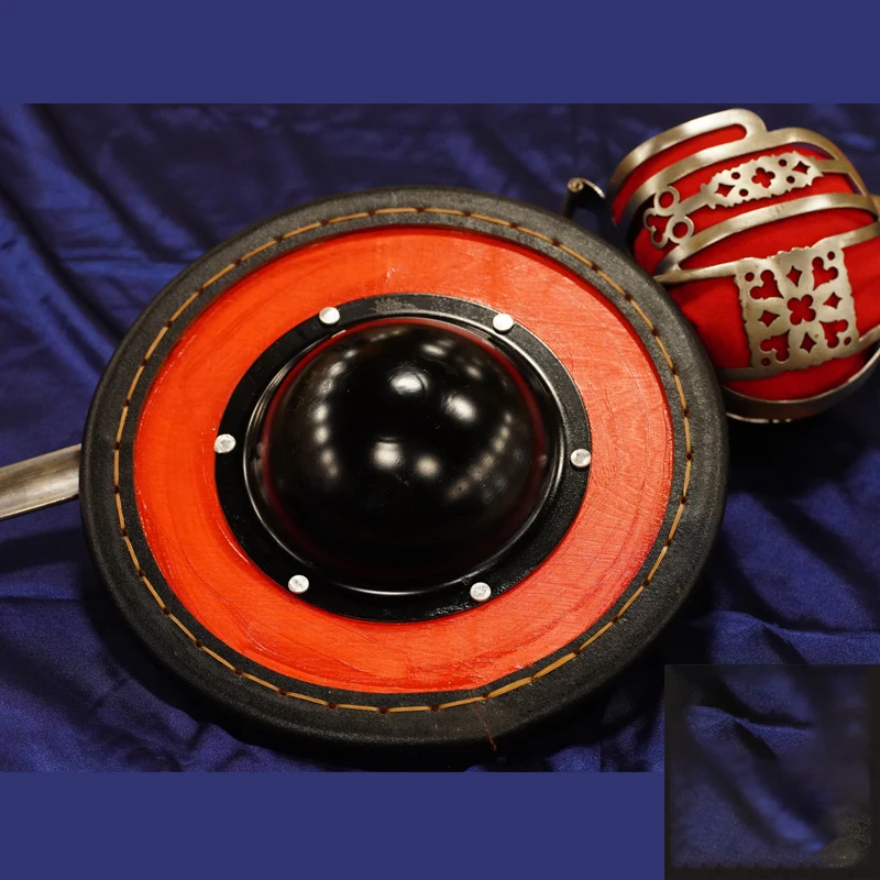 Los soldados HEMA golpean espadas de acero, pequeños escudos redondos, equipo de protección, bordes de escudo de piel de vaca - imagen 4