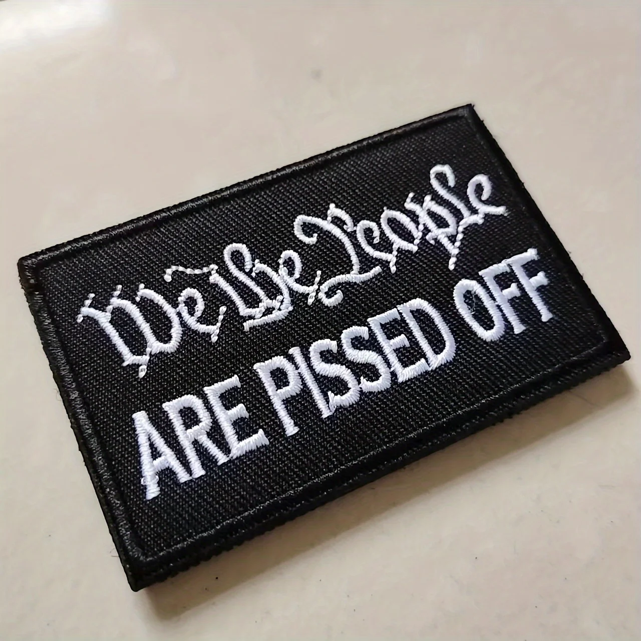 Parche de Velcros moral "WE THE PEOPLE ARE PISSED OFF", sujetador táctico de gancho y bucle, insignia bordada militar para mochila DIY - imagen 2
