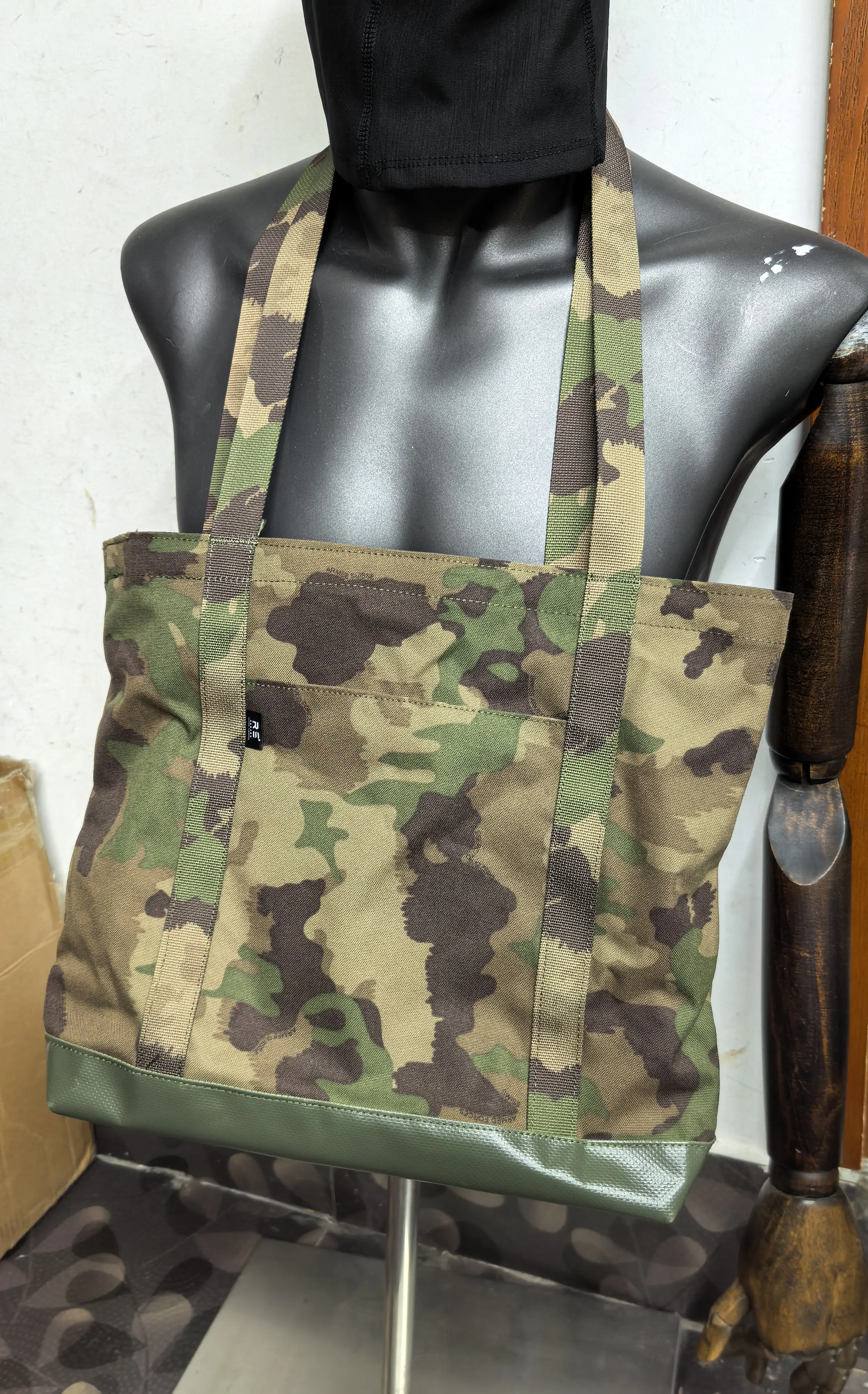 Bolsa táctica exterior con funda de casco y compartimento médica - imagen 4