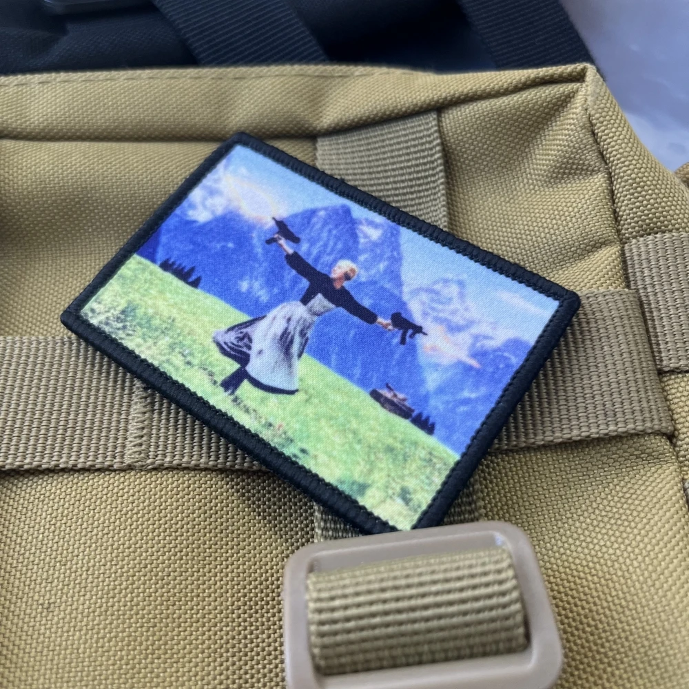 Sonido de la música Julie Andrews shooting Uzis (ella parece muy feliz). Parches tácticos militares, insignia de moral, pegatina estampada para mochila - imagen 2