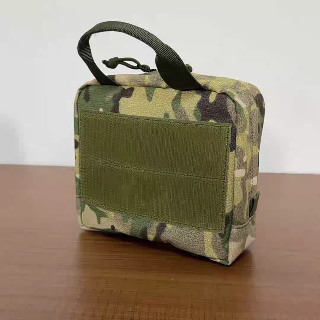 Bolsa instalada en interior de mochila táctica