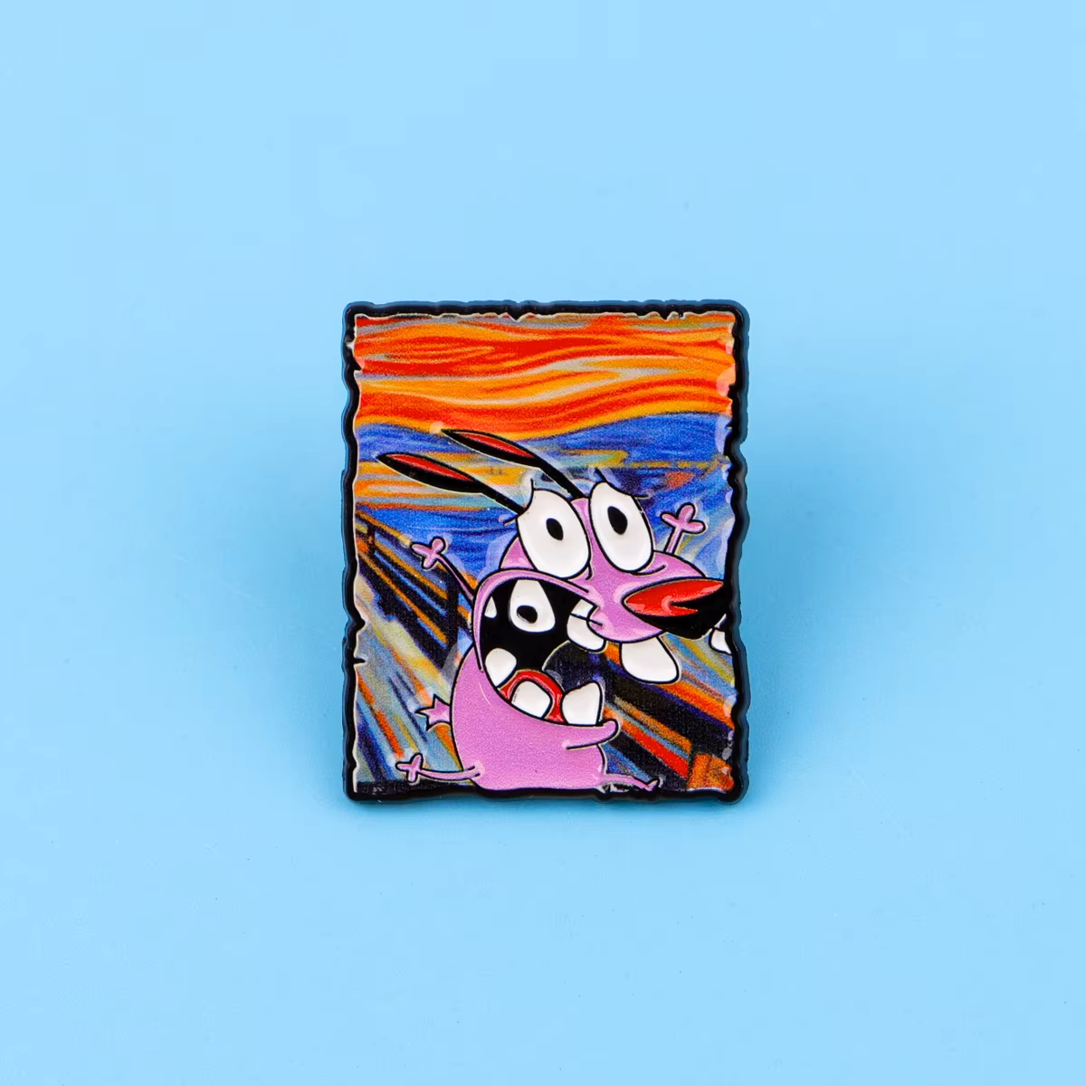 Pin decorativo sobre una mochila