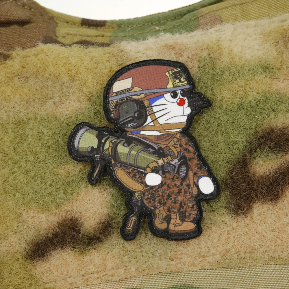 Una chaqueta de camuflaje con un pequeño gato de dibujos animados con un uniforme y sosteniendo una pistola