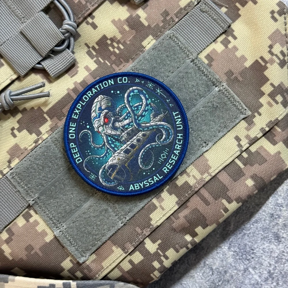Parche táctico Abyssal con pulpo gigante y velcro para mochila