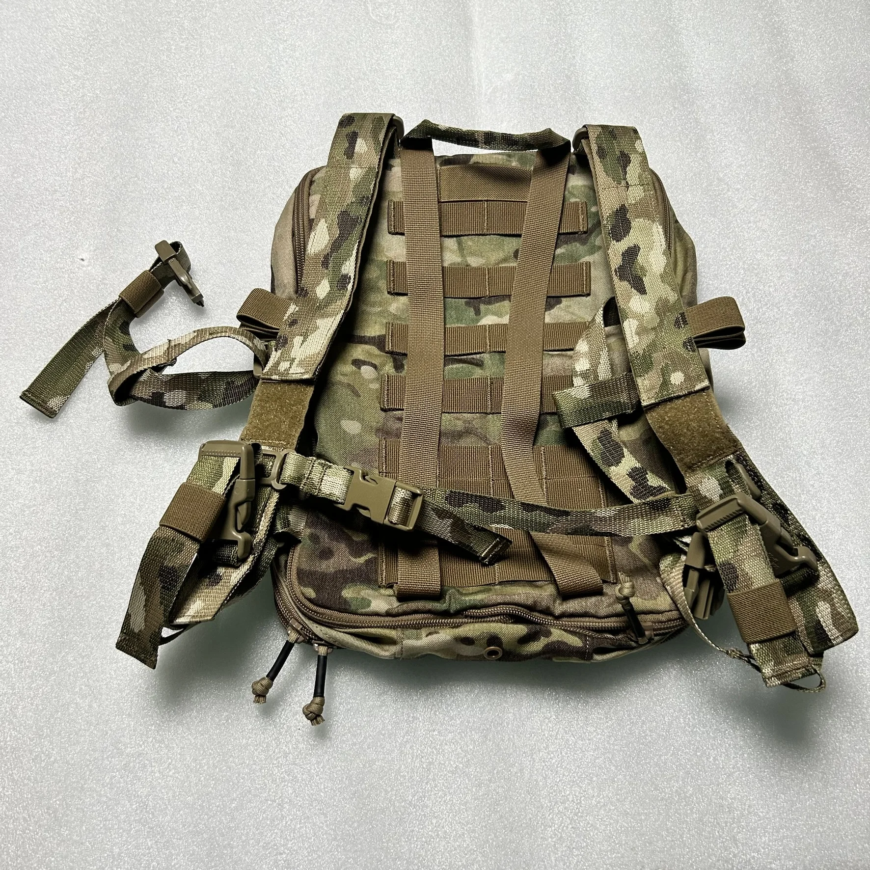 Mochila de expansión de compresión mate de camuflaje multiTerreno para aventuras de senderismo al aire libre - imagen 2