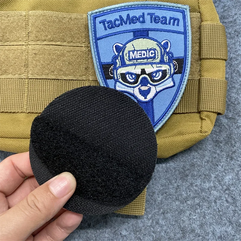 Parche bordado del equipo TacMed, hacha de gato de dibujos animados, insignias de moral táctica, apliques de gancho y bucle para ropa, parches de mochila - imagen 4