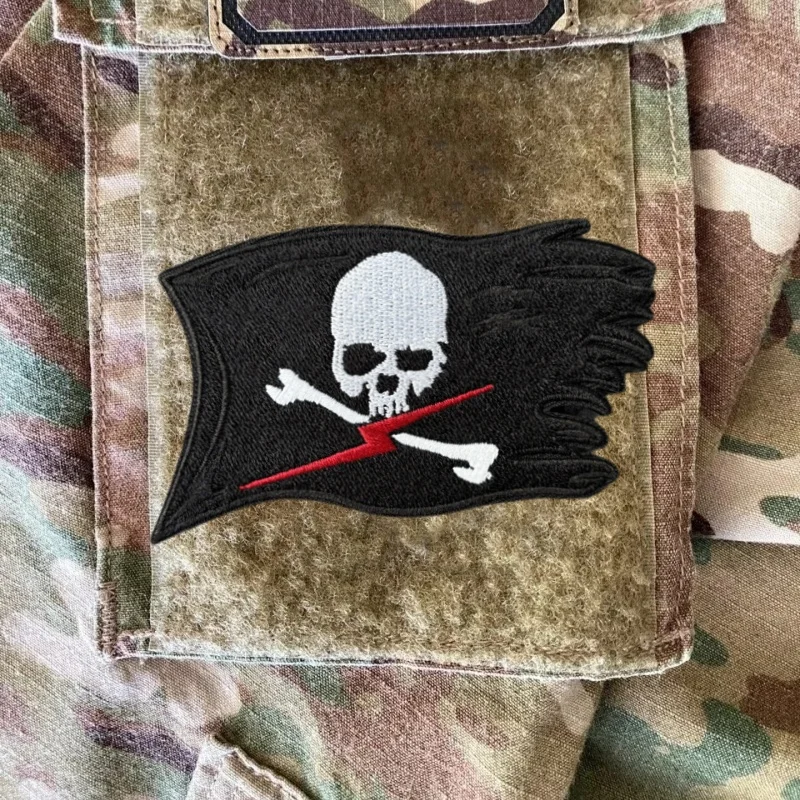 Parche bordado calavera relámpago – Moral táctico con velcro - imagen 5