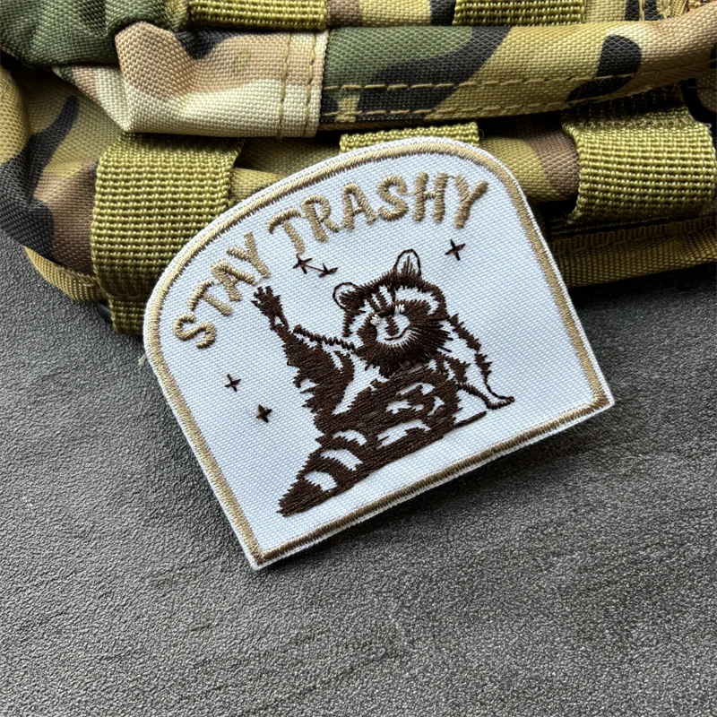 Parche bordado de Panda rojo de dibujos animados tácticos para ropa, gancho para ropa, insignia de moral bonita, pegatinas para mochila - imagen 2