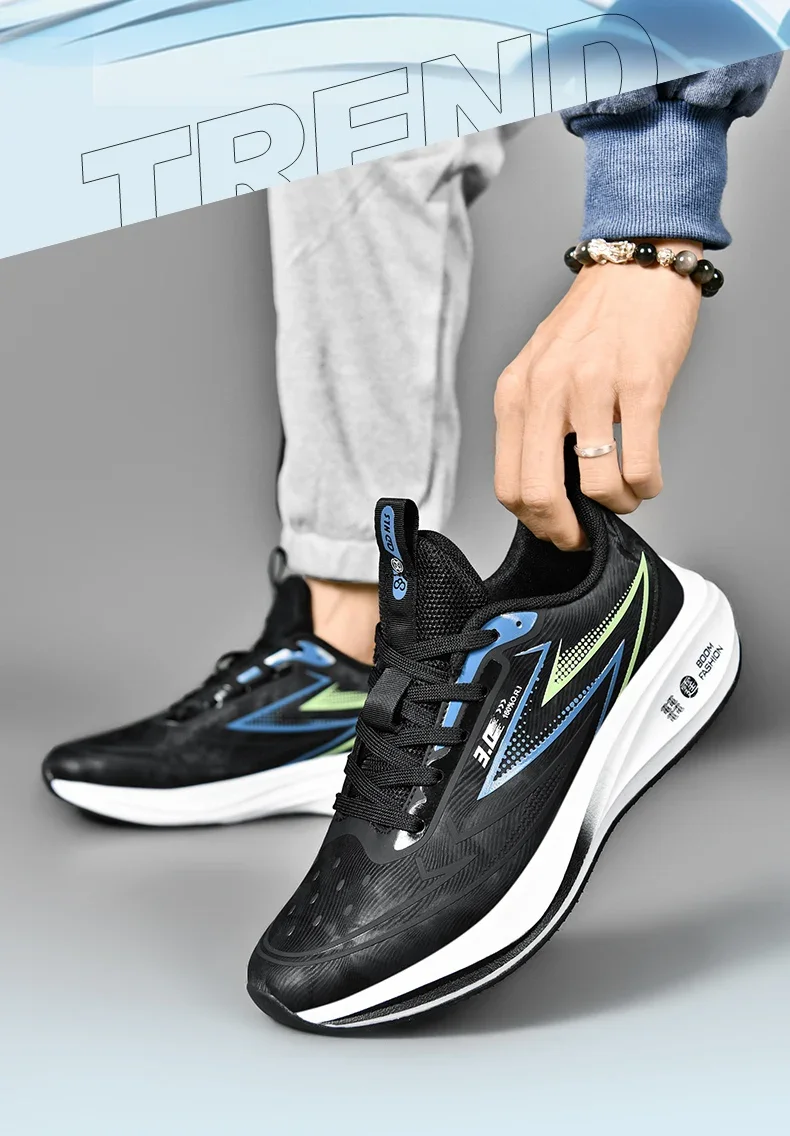 Una persona lleva un par de zapatos negros y azules.