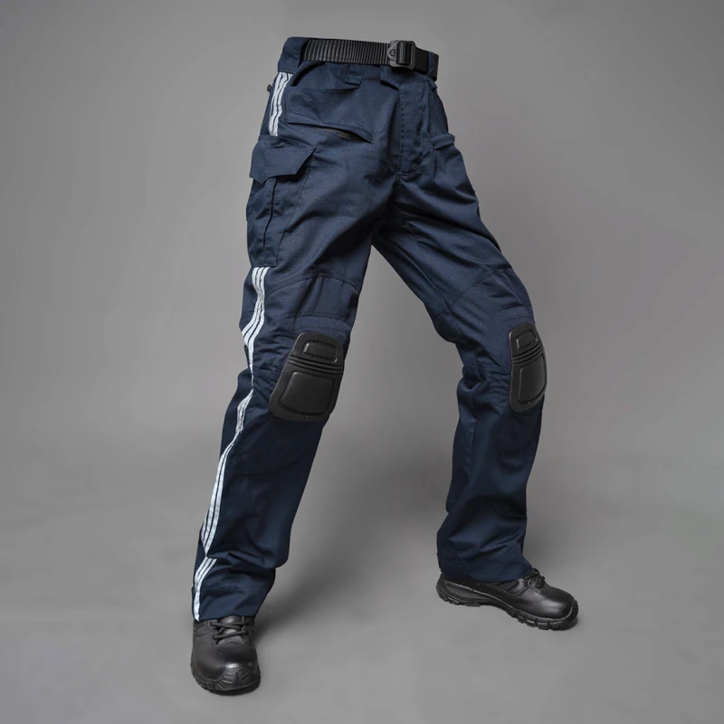 Un par de pantalones azules con un cinturón negro y zapatos negros