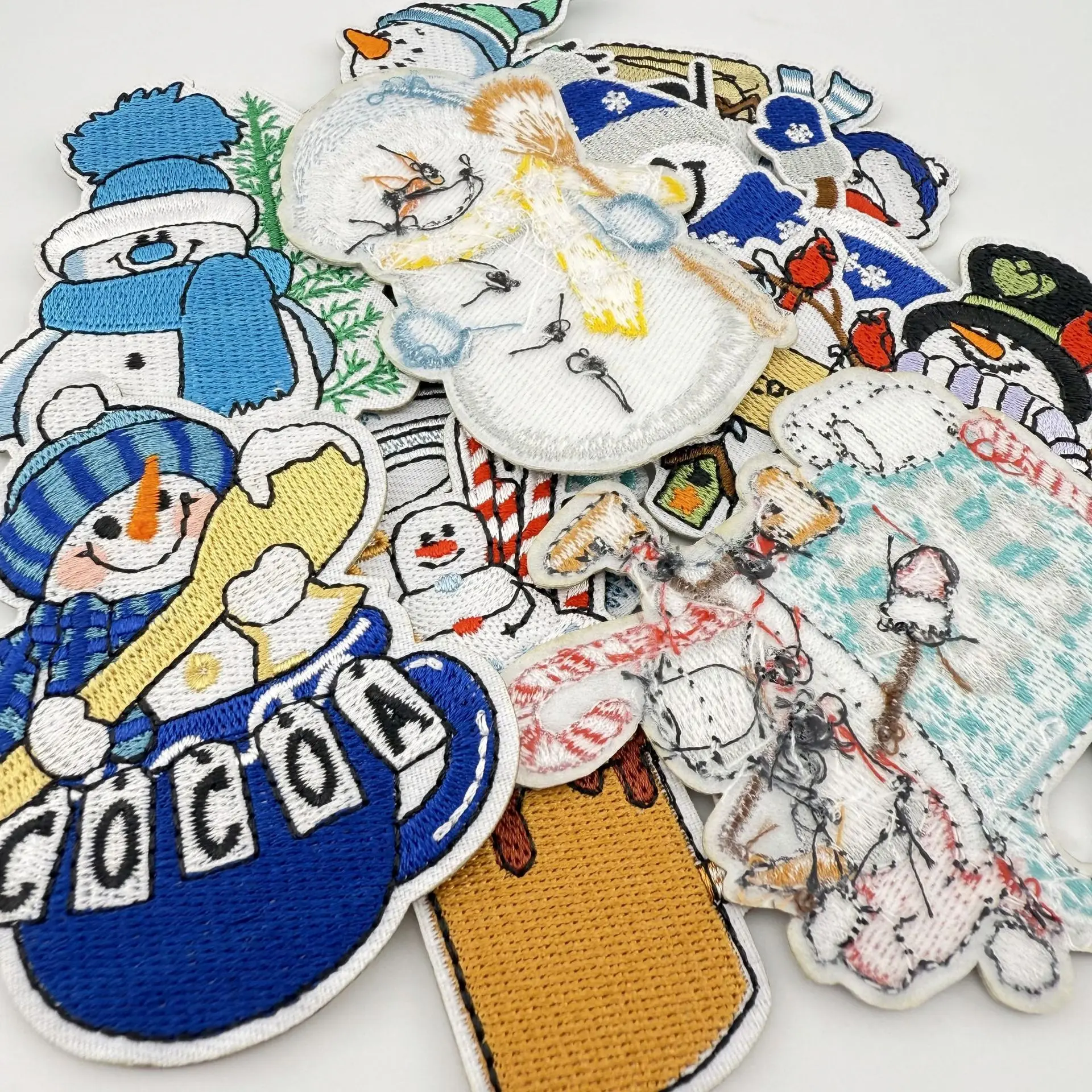 10 unids/lote de parches bordados de muñeco de nieve de invierno de dibujos animados, parches para planchar para ropa, sombreros, suéter, chaquetas, bordado, parche para coser DIY - imagen 3