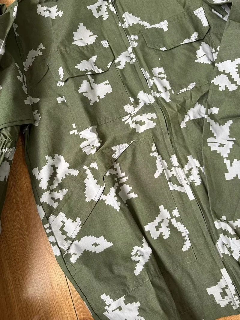 Chaqueta tipo mono para deportes al aire libre verde con top + pantalón de flores blancas - imagen 3