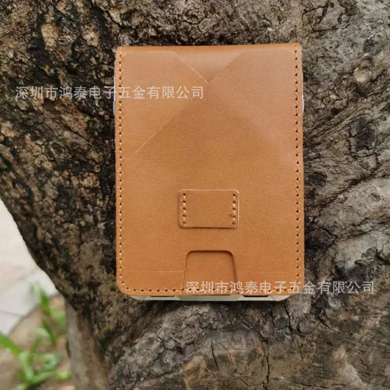 Tarjetero colocado sobre una mochila de campo