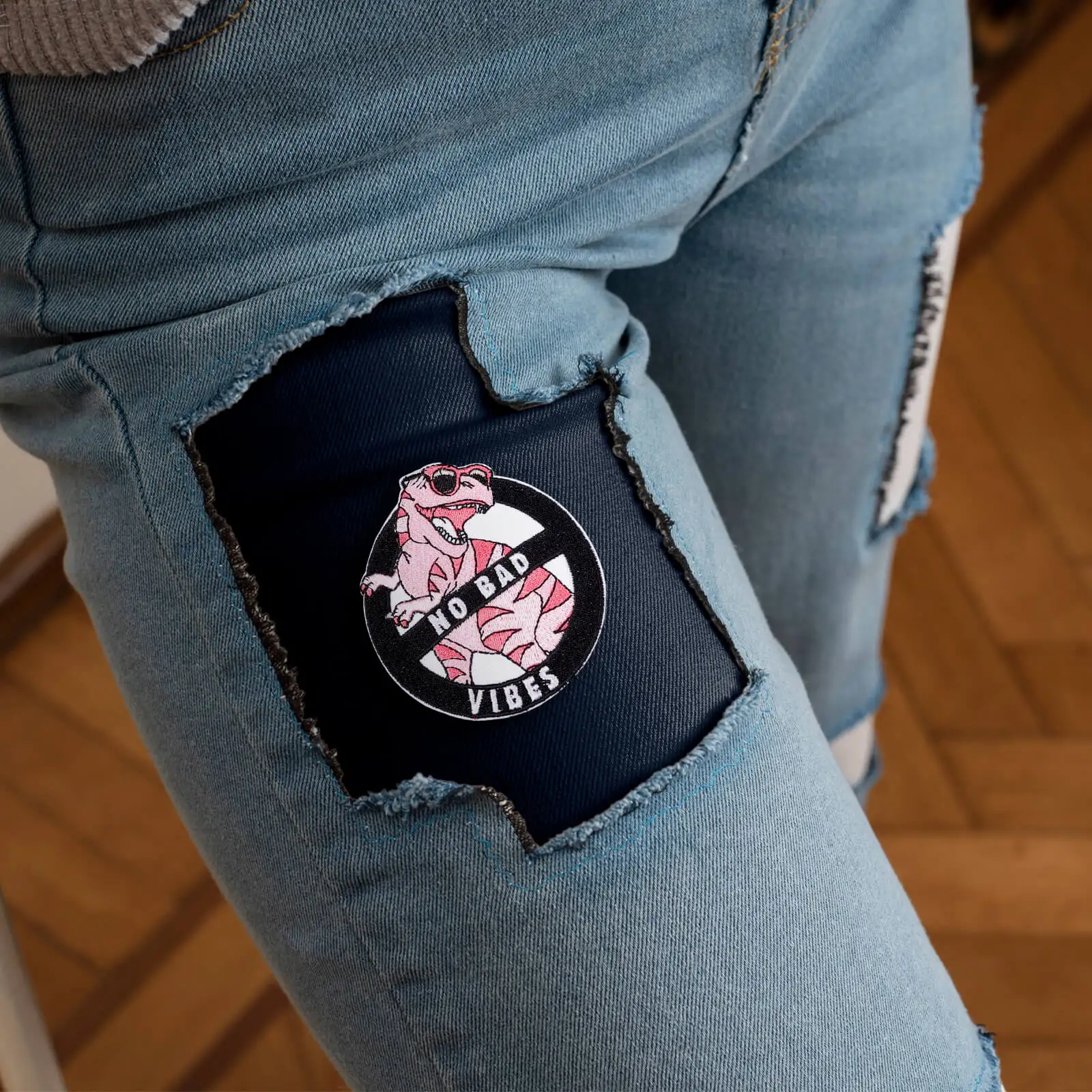 No Bad Vibes Funny Pink Dinosaur Patch, insignia de parche con apliques para planchar/coser bordada para ropa, chaquetas, mochilas, bolsos - imagen 3