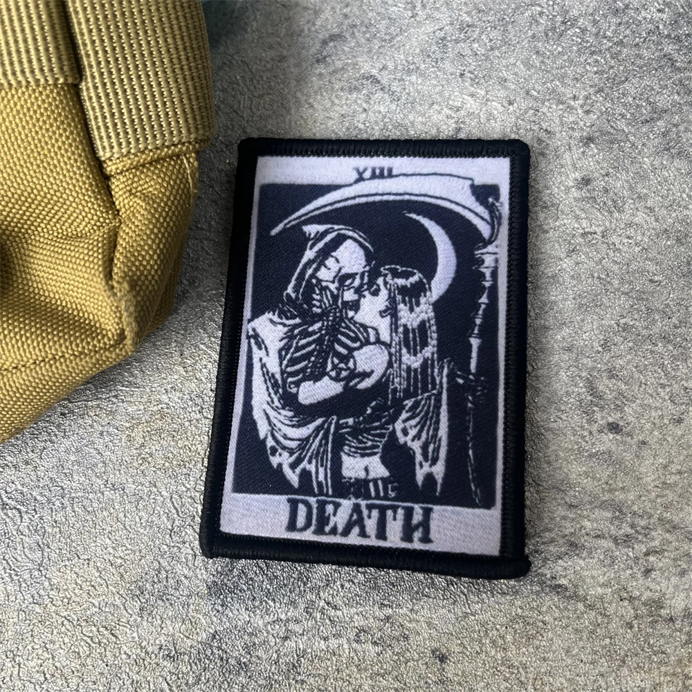 Parche de beso de la muerte, tarjeta de Tarot, insignia gótica Punk de moral de la muerte, emblema militar, brazalete táctico, pegatinas para mochila con gancho y bucle - imagen 4