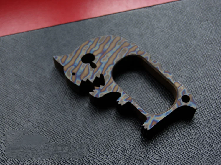 Abrebotellas de aleación de titanio con patrón de llama lavada a la piedra, llavero colgante, decoración - imagen 4