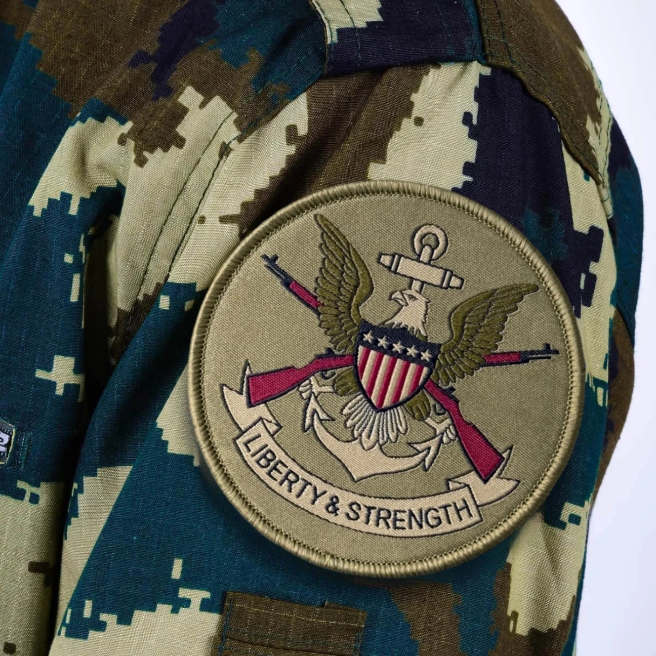 Parche táctico de moral de la bandera de EE. UU. de la libertad y la fuerza, brazalete militar, parches bordados de gancho y bucle para ropa, pegatina para mochila - imagen 5