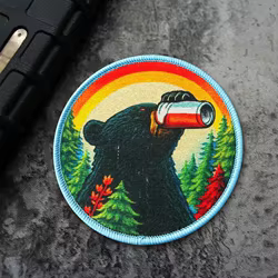 Parche de moral oso bebiendo cerveza senderismo campamento mochilas