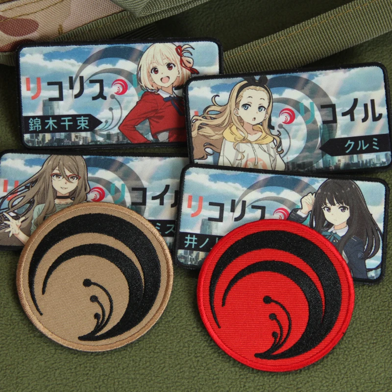 Lycoris Recoil DA Coffee House parches bordados impresión reflectante Nishikigi Chisato Takina Inoue brazalete insignia para mochila - imagen 3