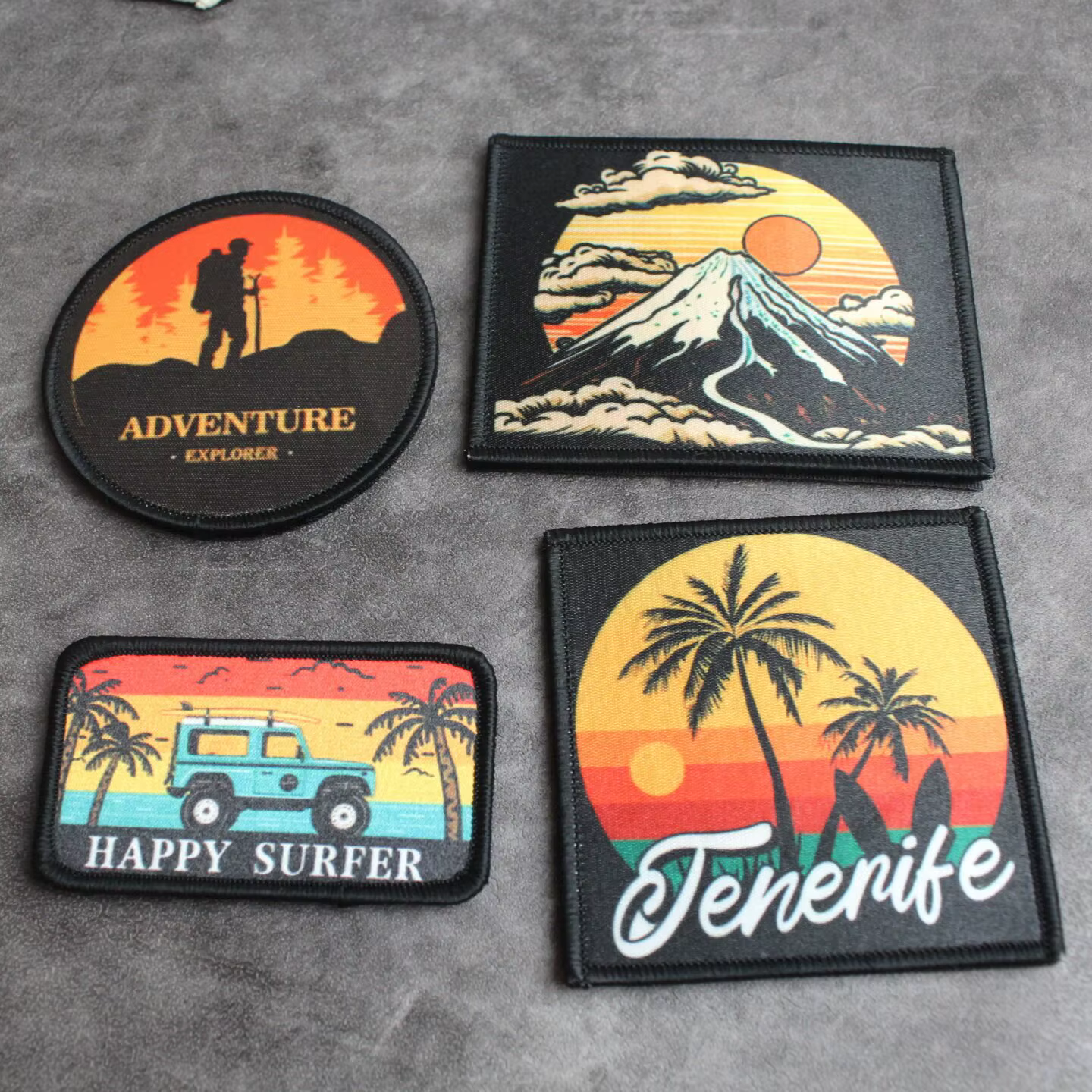 Mochila táctica de viaje con parches, montañas y ríos - imagen 3