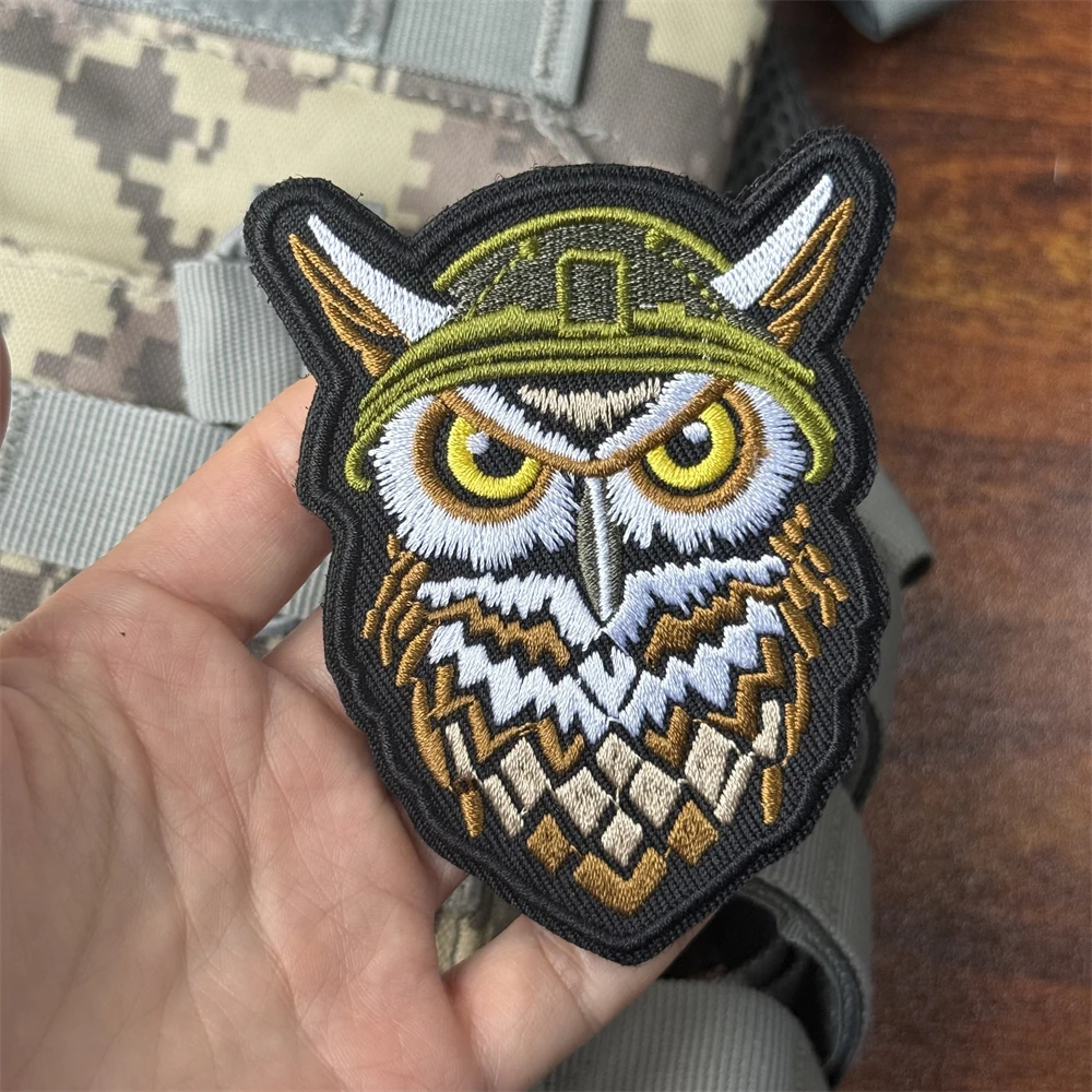 El búho usando un casco Chevron Morale parche táctico militar bordado gancho y bucle parches para ropa mochila pegatina - imagen 4